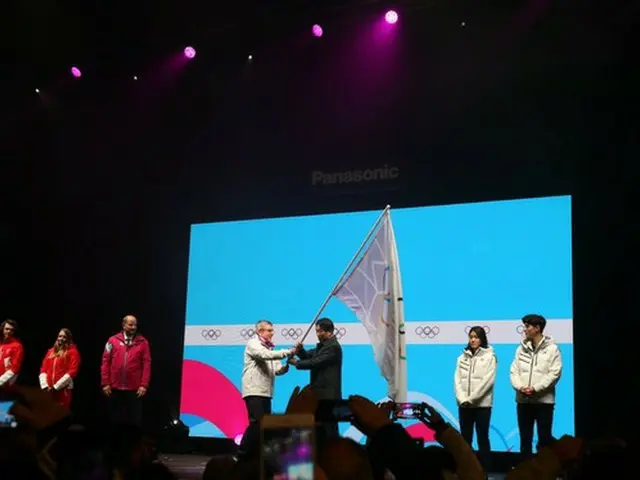 ローザンヌから江原へ、冬季ジュニア五輪大会旗を手渡し（画像:news1）