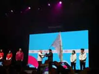 ローザンヌから江原へ、冬季ジュニア五輪大会旗を手渡し