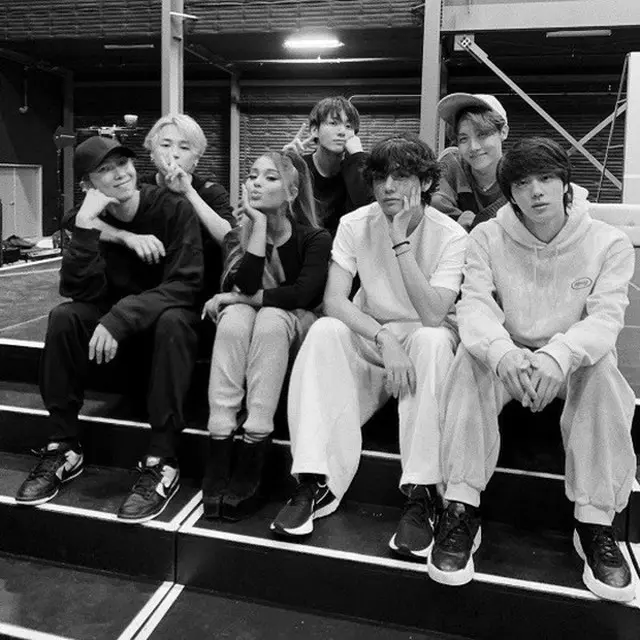 アメリカの歌手アリアナ・グランデが、「防弾少年団」と一緒に撮った写真を公開して話題になっている。（写真提供:OSEN）