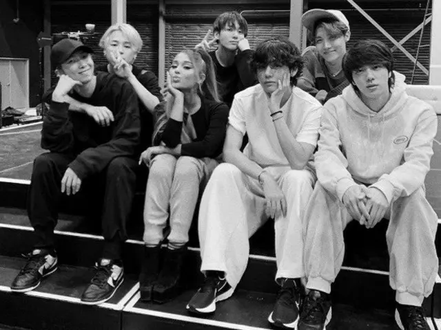 アメリカの歌手アリアナ・グランデが、「防弾少年団」と一緒に撮った写真を公開して話題になっている。（写真提供:OSEN）