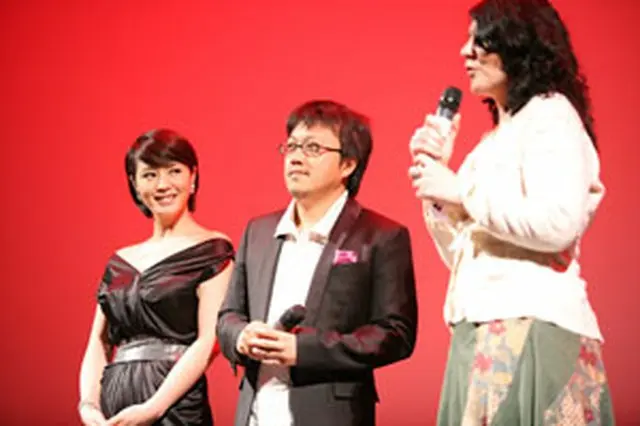 ウディネ・ファー・イースト・フィルムフェスティバルェスティバル『イカサマ師』プレミアム上映会に参加したキム・ヘス(左)とチェ・ドンフン監督＝サイダスHQ