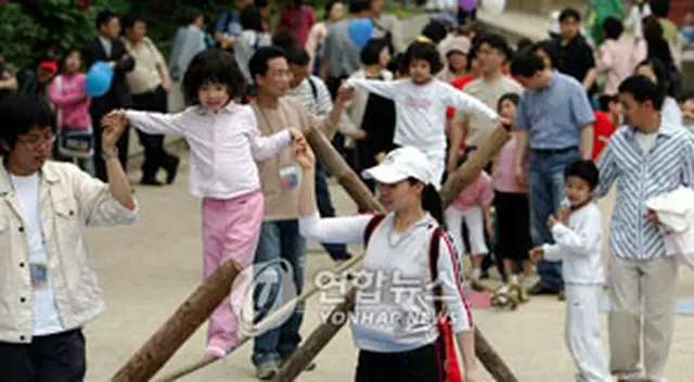 昨年のこどもの日、徳寿宮を訪れた親子連れが綱渡りをためしている＝（聯合）