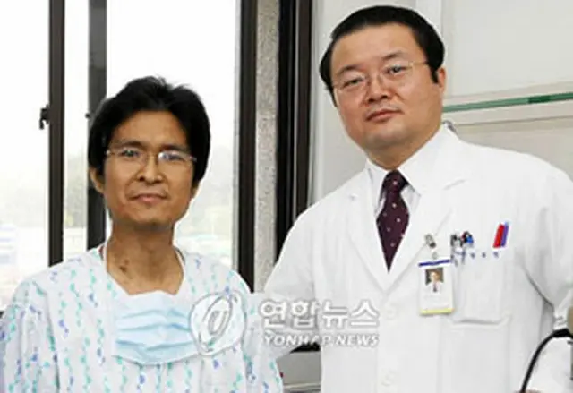 王熙正教授と肝移植手術を受けた患者（亜州大学病院提供）＝3日、水原（聯合）