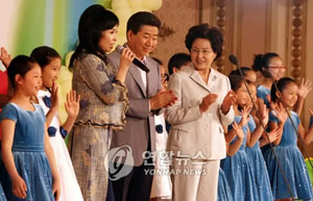 子どもたちとともに童謡を歌う盧武鉉大統領夫妻＝（聯合）
