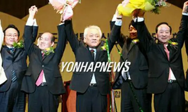 結成大会で党員の歓呼に応える金ハンギル代表（中央）＝7日、ソウル（聯合）