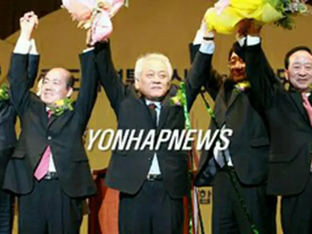 結成大会で党員の歓呼に応える金ハンギル代表（中央）＝7日、ソウル（聯合）