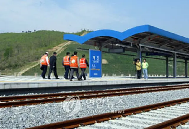 猪津駅での線路点検のようす＝3日、江原道・束草（聯合）