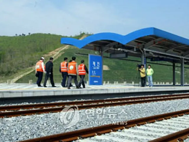 猪津駅での線路点検のようす＝3日、江原道・束草（聯合）