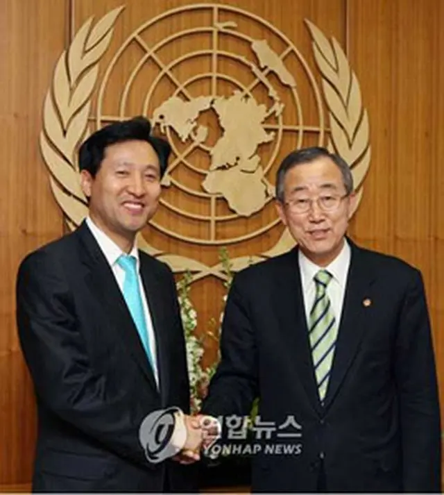 握手を交わす呉世勲ソウル市長（左）と潘基文事務総長＝16日、ソウル（聯合）