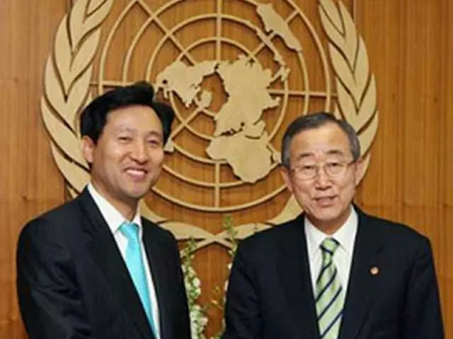 握手を交わす呉世勲ソウル市長（左）と潘基文事務総長＝16日、ソウル（聯合）