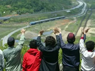 列車試運転、統一展望台訪れた観光客も歓迎