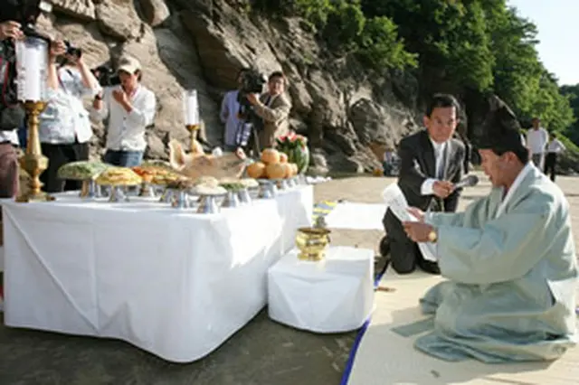 まつりの成功を祈る告由祭＝17日、蔚山（聯合）