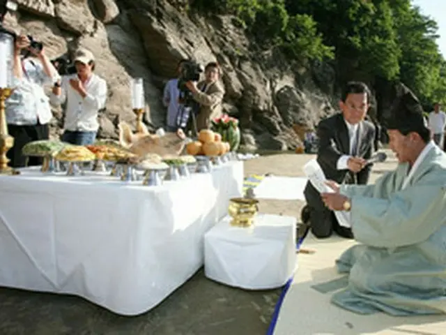 まつりの成功を祈る告由祭＝17日、蔚山（聯合）