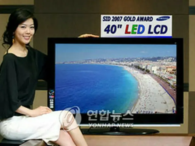 サムスン電子の最先端有機ELバックライト装着40インチテレビ用液晶パネル＝20日、ソウル（聯合）