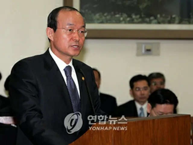 貨物船沈没事故に関する報告を行う宋旻淳長官＝21日、ソウル（聯合）