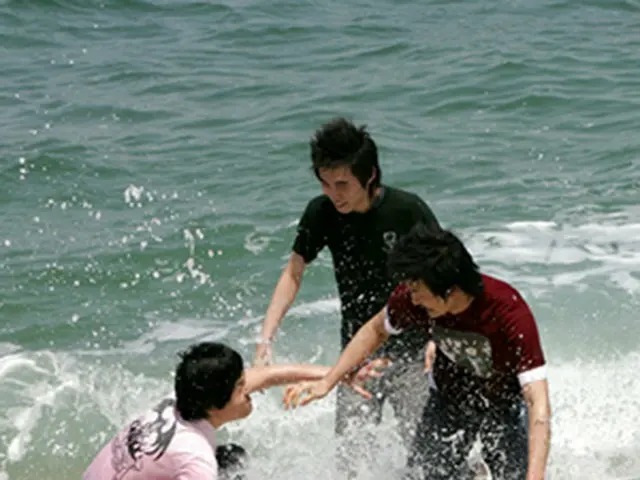 5月半ば、早くも海でたわむれる若者＝（聯合）