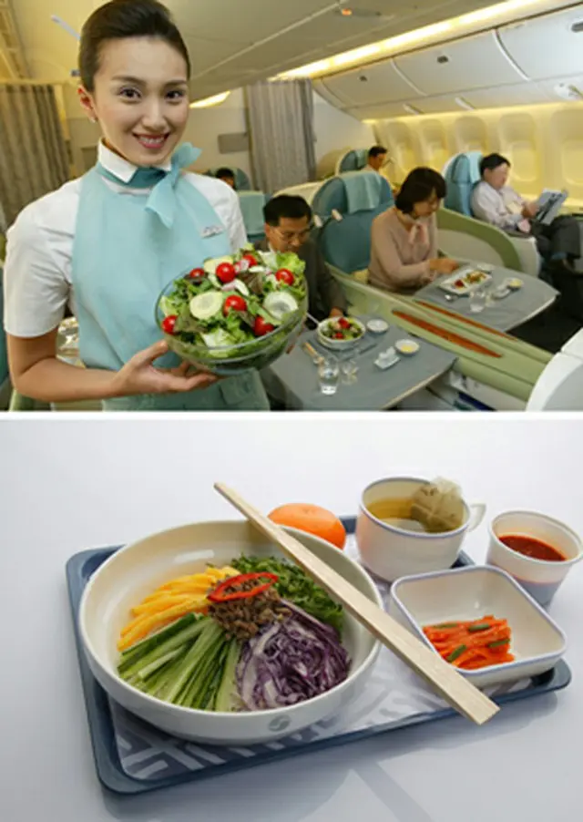 大韓航空で提供されている機内食＝24日、ソウル（聯合）