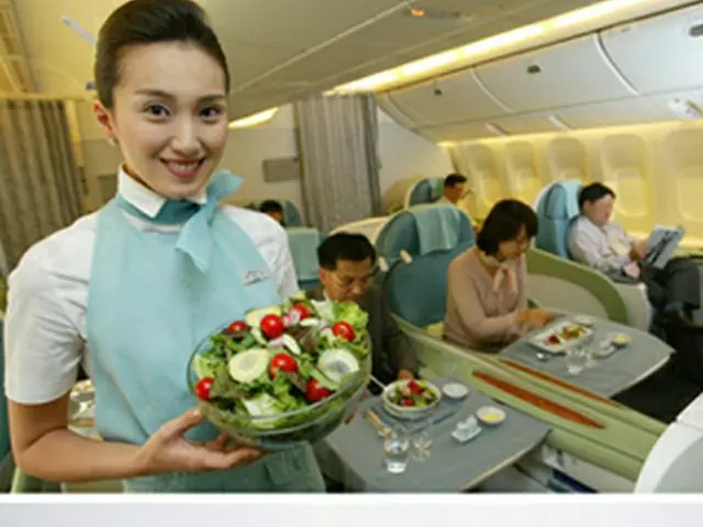 大韓航空で提供されている機内食＝24日、ソウル（聯合）