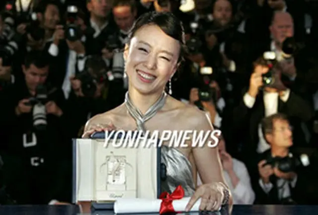 主演女優賞受賞したチョン・ドヨン＝27日、カンヌ（AP＝聯合）