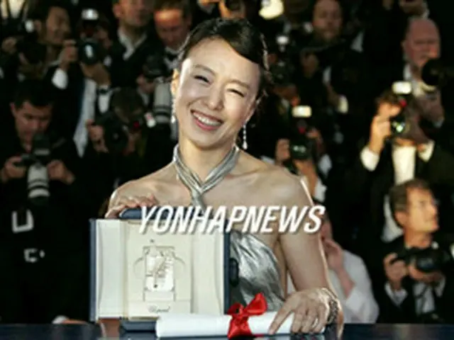主演女優賞受賞したチョン・ドヨン＝27日、カンヌ（AP＝聯合）