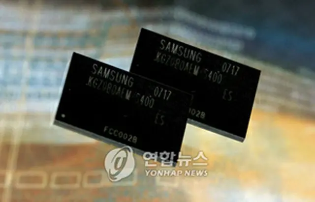 サムスン電子が開発した携帯電話用の複合チップ＝30日、ソウル（聯合）