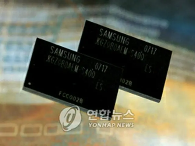 サムスン電子が開発した携帯電話用の複合チップ＝30日、ソウル（聯合）