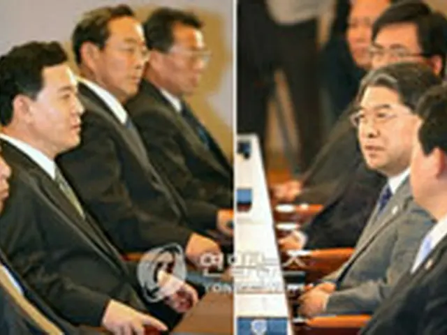 全体会議での韓国代表団（写真右）と北朝鮮代表団＝30日、ソウル（聯合）