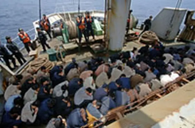 甲板に並ぶ密航者とみられる中国人88人＝4日、済州（聯合）