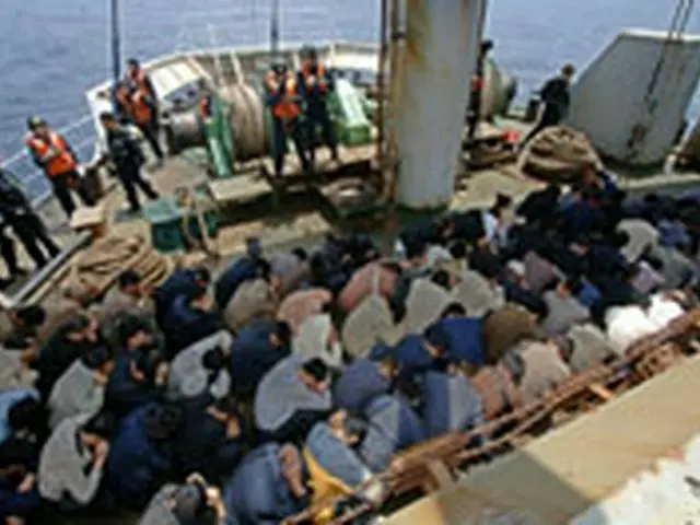 甲板に並ぶ密航者とみられる中国人88人＝4日、済州（聯合）