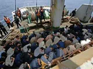 中国からの密航者か、88人乗せた貨物船を検挙