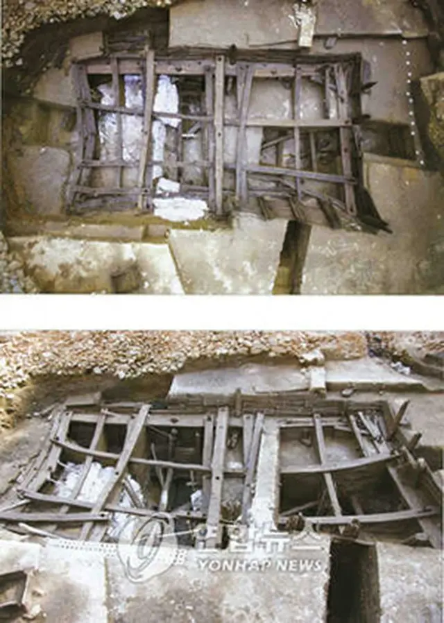 発掘された地下木造建築物＝10日、ソウル（聯合）
