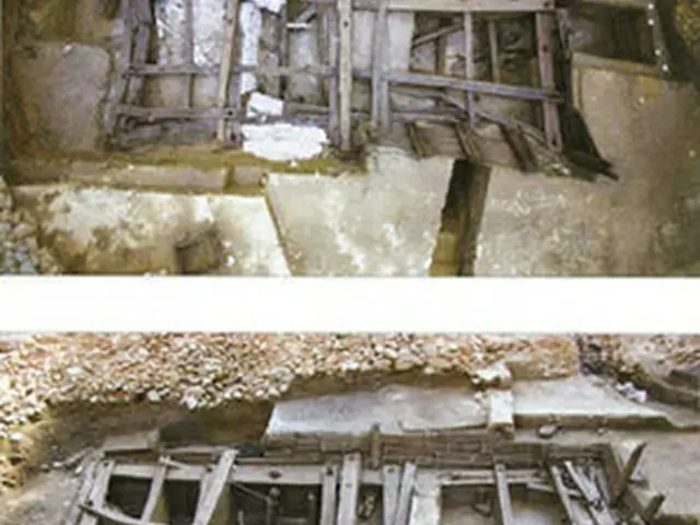 発掘された地下木造建築物＝10日、ソウル（聯合）