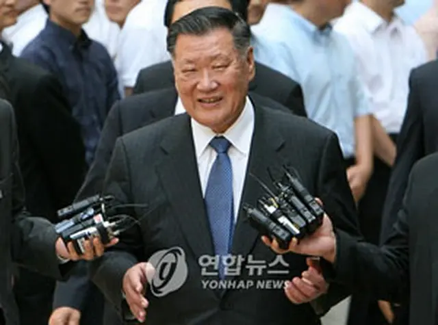公判を終えソウル高裁を後にする鄭夢九被告＝19日、ソウル（聯合）