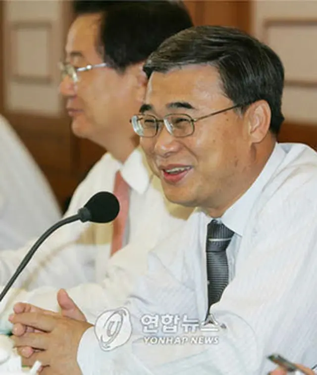 講演に先立ちあいさつを述べる李鍾ソク（イ・ジョンソク）前統一部長官＝20日、ソウル(聯合）