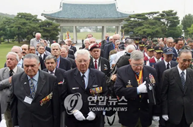 国立ソウル顕忠院で黙祷を捧げる海外・国内の参戦兵士ら＝25日、ソウル（聯合）