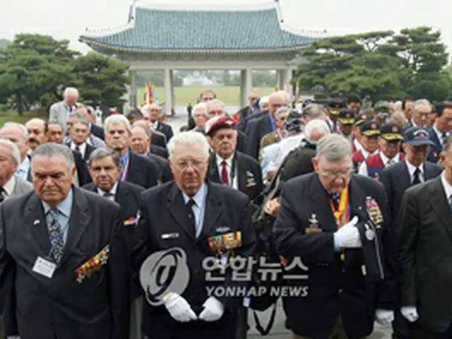 国立ソウル顕忠院で黙祷を捧げる海外・国内の参戦兵士ら＝25日、ソウル（聯合）