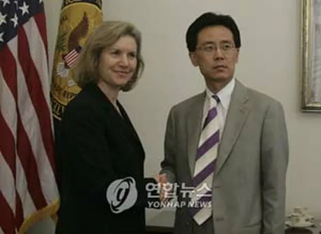 交渉開始に先立ち握手を交わす金鉉宗通商交渉本部長とシュワブ米通商代表部＝25日、ワシントン（聯合）