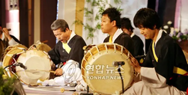 「金徳洙サムルノリ」公演のようす＝（聯合）
