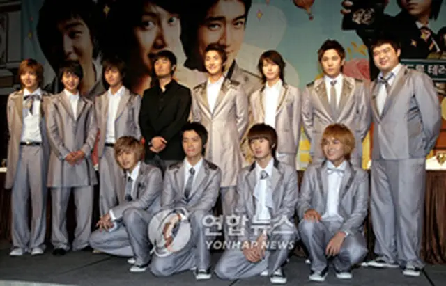 会見に参加した＜Super Junior＞のメンバーとイ・グォン監督（左から4人目）＝5日、ソウル（聯合）
