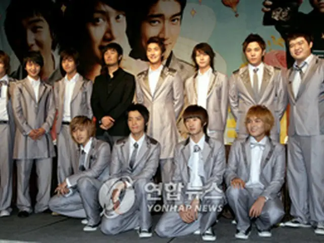 会見に参加した＜Super Junior＞のメンバーとイ・グォン監督（左から4人目）＝5日、ソウル（聯合）