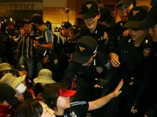 イーランド労組座り込み、警察が労組員を強制連行