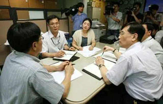 対策に追われる外交通商部の職員ら＝20日、ソウル（聯合）