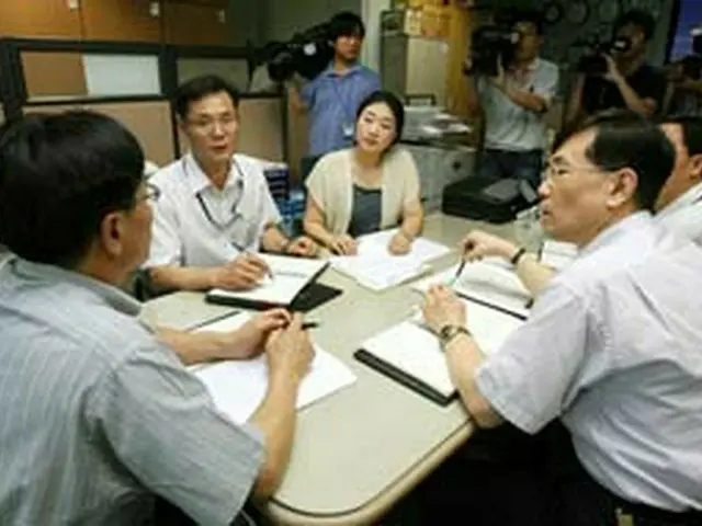 対策に追われる外交通商部の職員ら＝20日、ソウル（聯合）