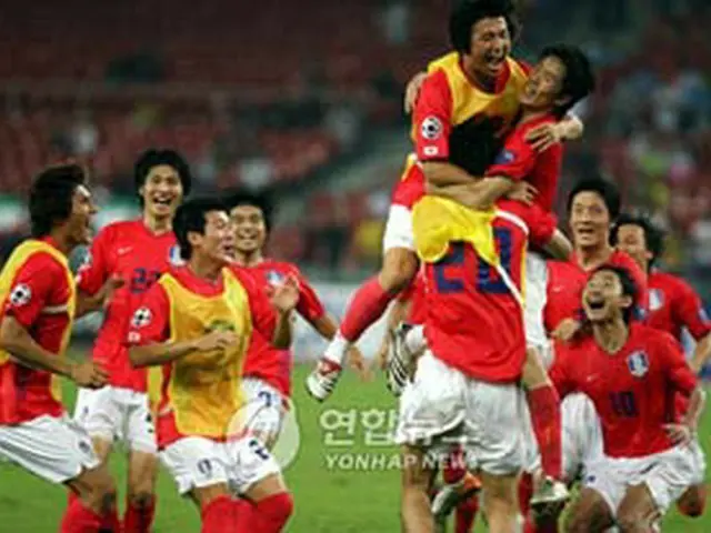 勝利に喜ぶ韓国代表＝22日、クアラルンプール（聯合）