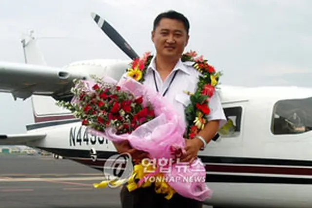 韓国人初の軽飛行機大西洋単独横断に成功したパク・ジョンチョルさん＝23日、済州（聯合）