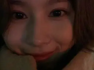 サナ（TWICE）、どアップセルフィーでも笑顔いっぱいの輝く美貌、現在ワールドツアー開催中