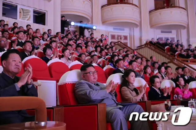 金正恩（キム・ジョンウン）北朝鮮国務委員長が25日、旧正月の記念公演を観覧している（提供:news1）