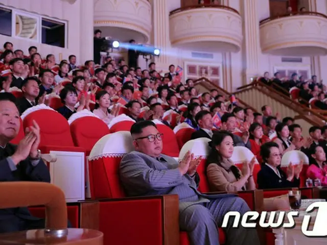 金正恩（キム・ジョンウン）北朝鮮国務委員長が25日、旧正月の記念公演を観覧している（提供:news1）
