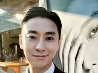 【トピック】俳優チュ・ジフン、ケータリングカー前でのセクシーなスマイルショットが話題