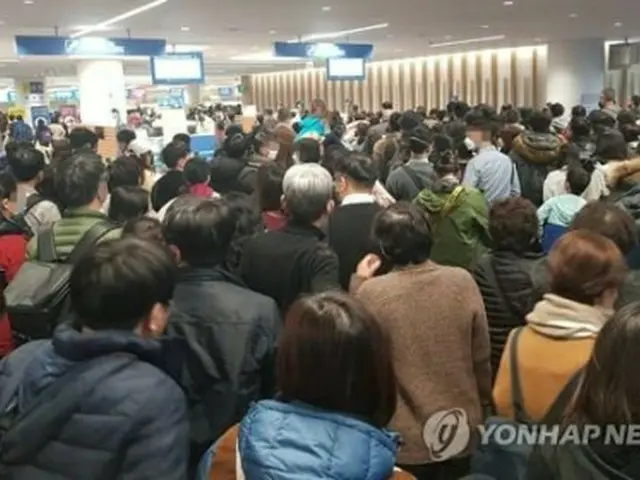 27日、入国者で混雑する仁川空港の検疫所=(聯合ニュース)